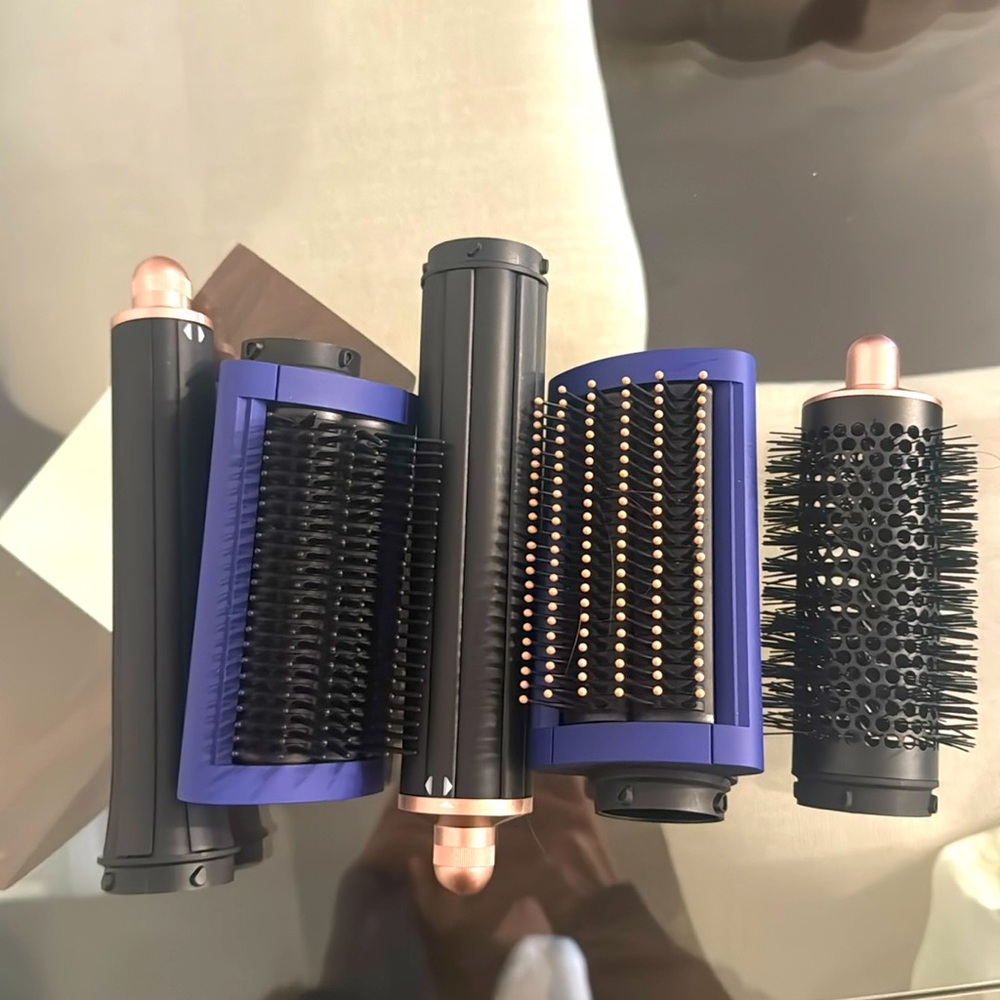 5 Dyson pieces only. Doesn’t come with hand piece.
